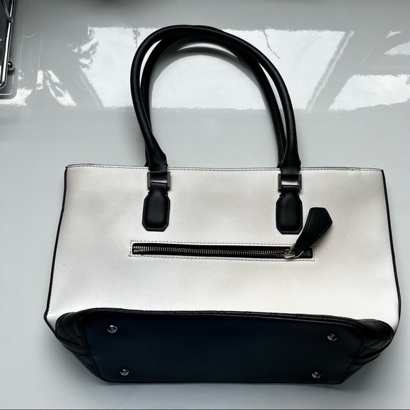 Guess purse - Picture 4 of 9